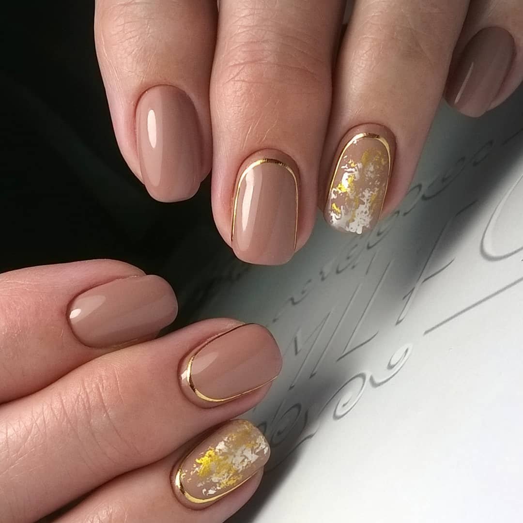 Бежевые ногти с золотым цветом 2020