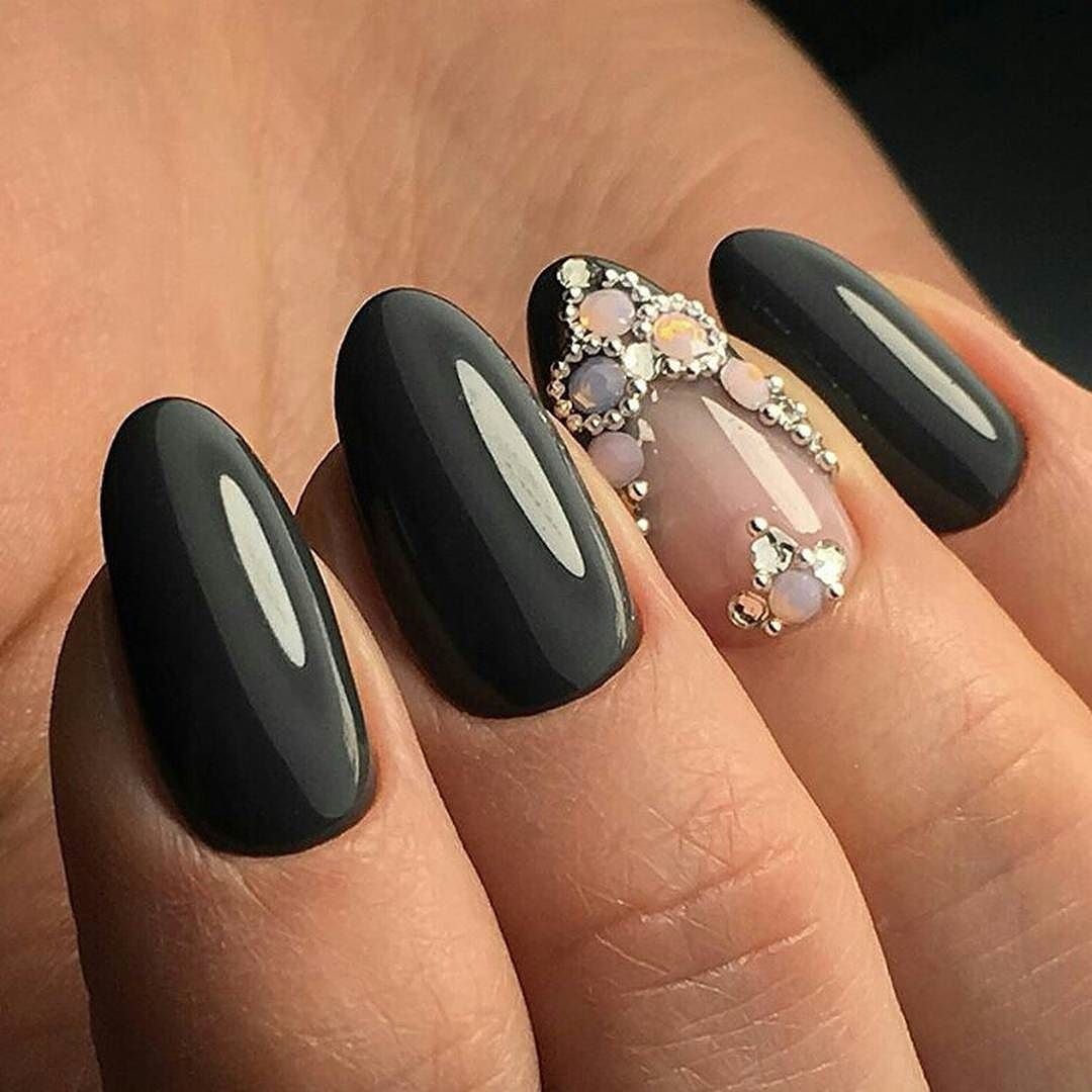 Черные ногти, модные с цветами 2021