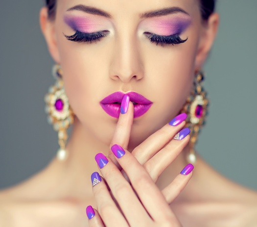 Фиолетовый маникюр 2020, дизайн короткие ногти, фото, красивый темно-черно-бело-нежно-розово-матовый