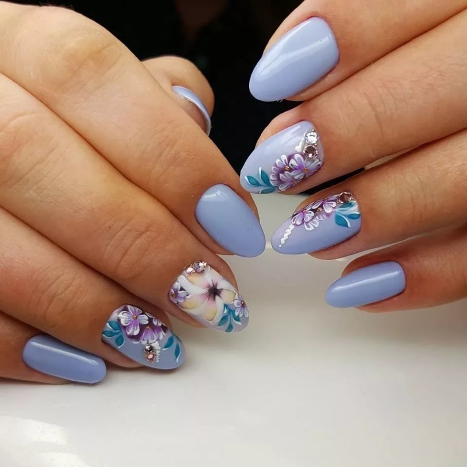 Голубой дизайн ногтей с цветами 2022