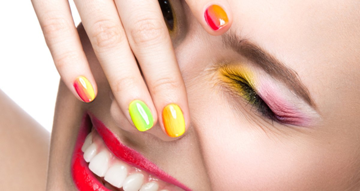 Желтый маникюр 2021, желтые ногти с фото дизайна, мода цвета, френч, ярко-желто-зеленого-розового-черного