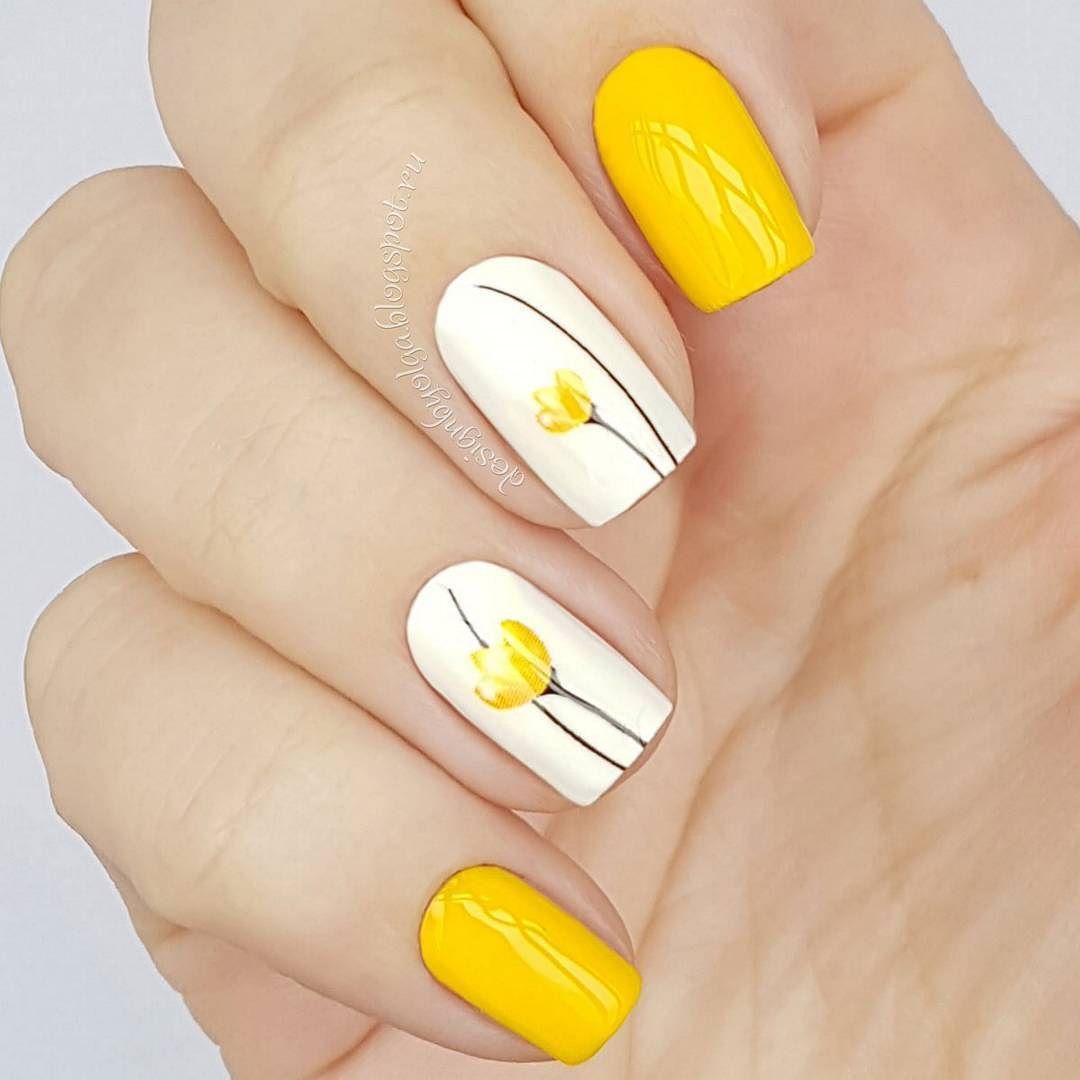 Желто-белого цвета маникюр, ногти 2022