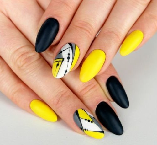 Желто-черного цвета маникюр, ногти 2022