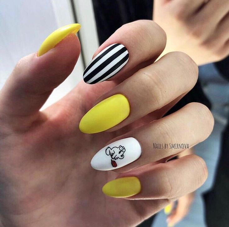 Маникюр геометрия с желтым цветом, желтые ногти 2021