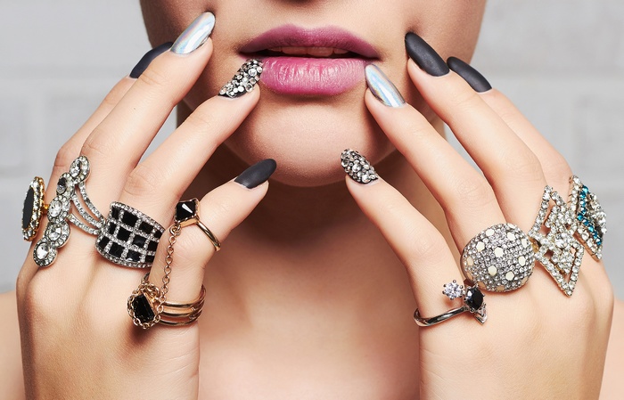 Маникюр с серебром 2021 серебряные ногти с полосками, блестками, серебряно-золотые-белые-черные 2021