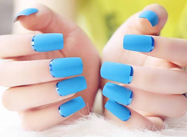 Матовые ногти, дизайн стиля, голубой цвет 2022