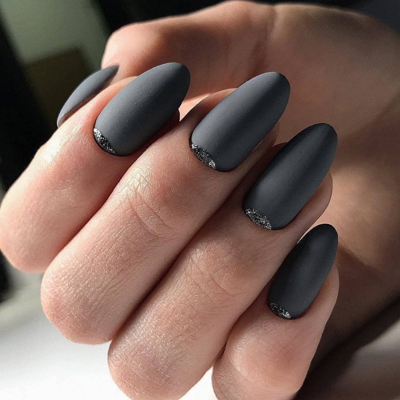 Матовые ногти с черным цветом 2021