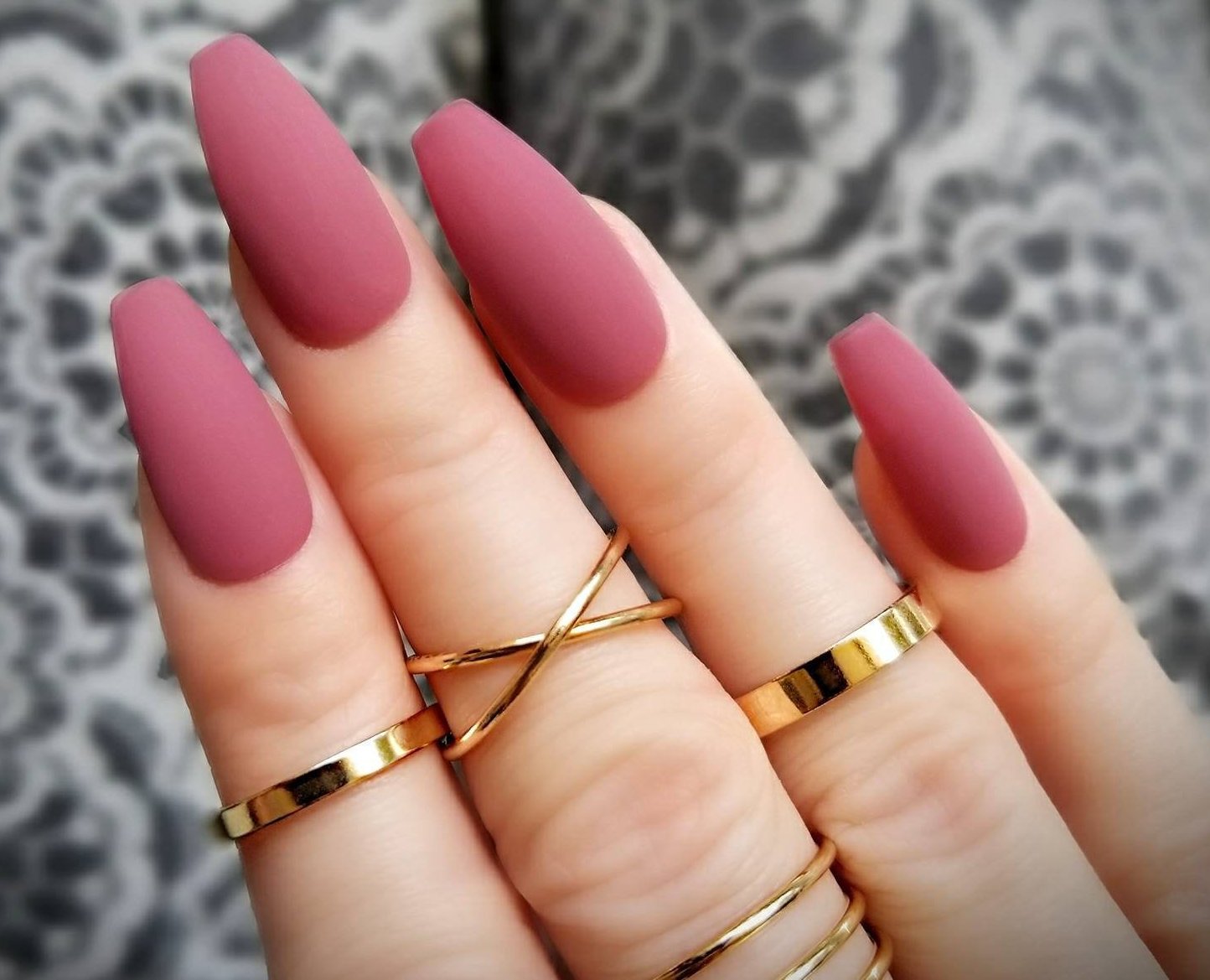 Матовые ногти с розовым цветом 2021