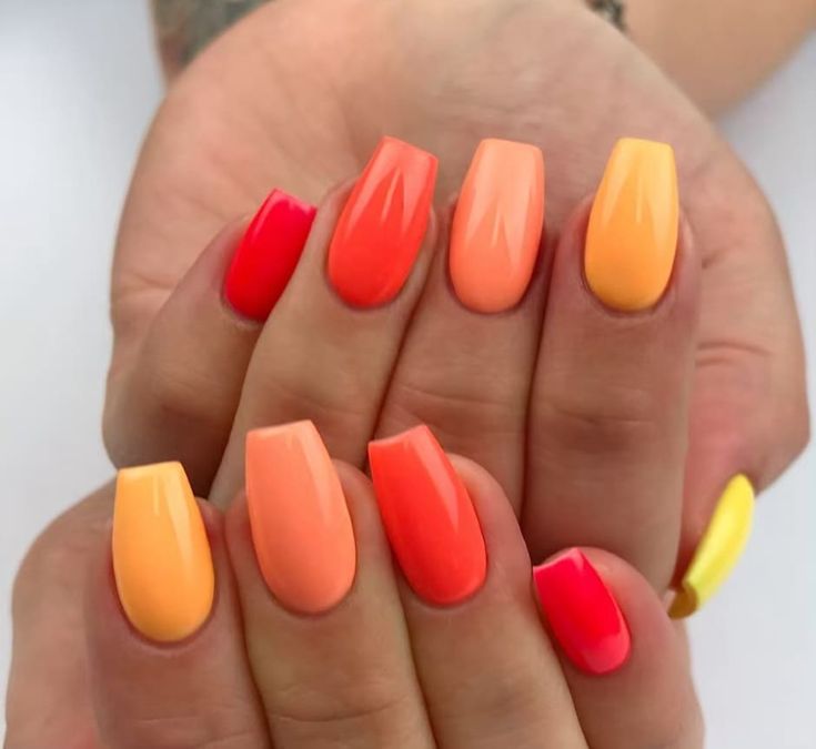 Модные длинные ногти оранжевого цвета 2020