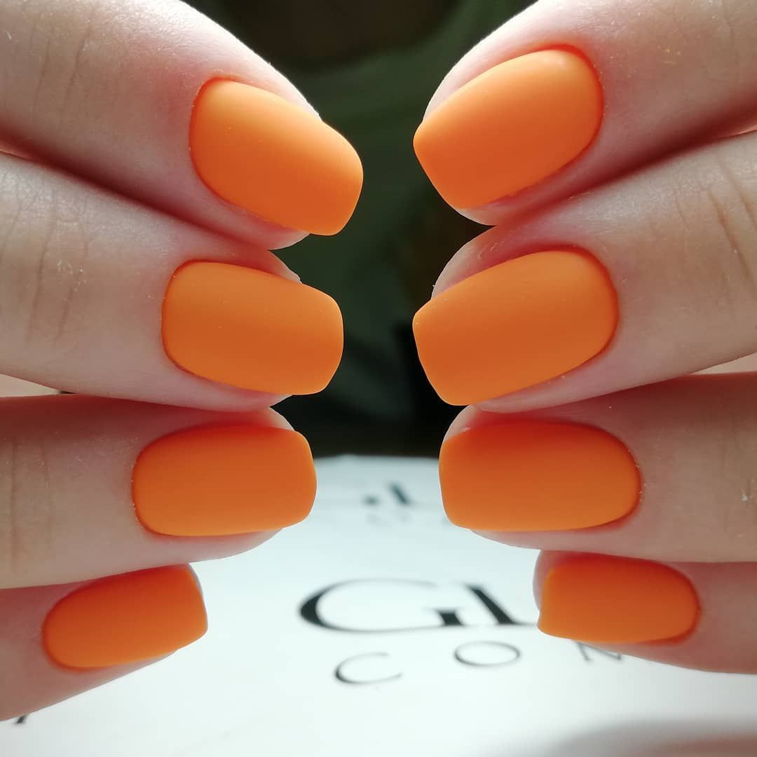 Модные короткие ногти оранжевого цвета 2020