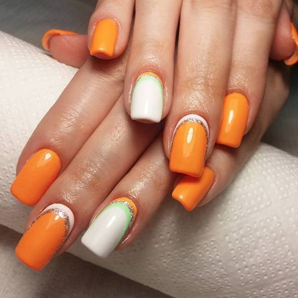Оранжевые короткие ногти гель-лаком 2022