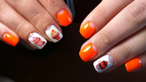 Оранжевые ногти с белым цветом 2020