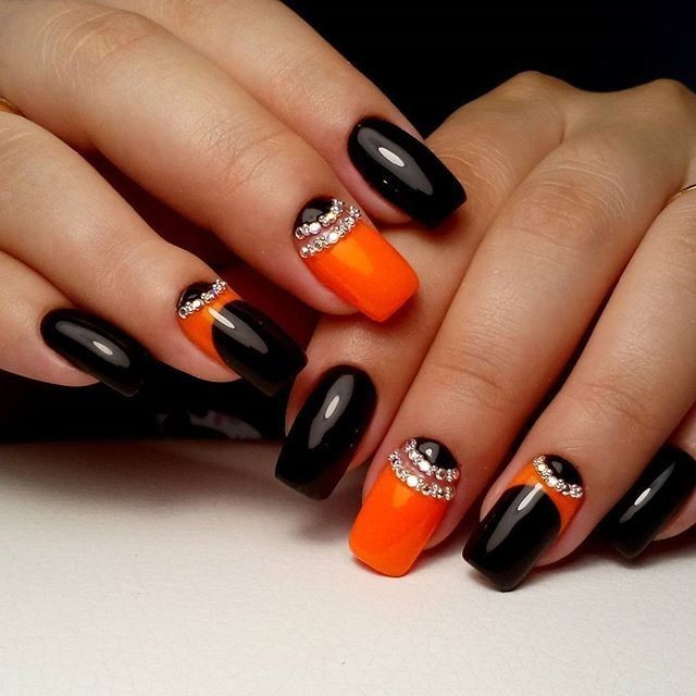 Оранжевые ногти с черным цветом 2021