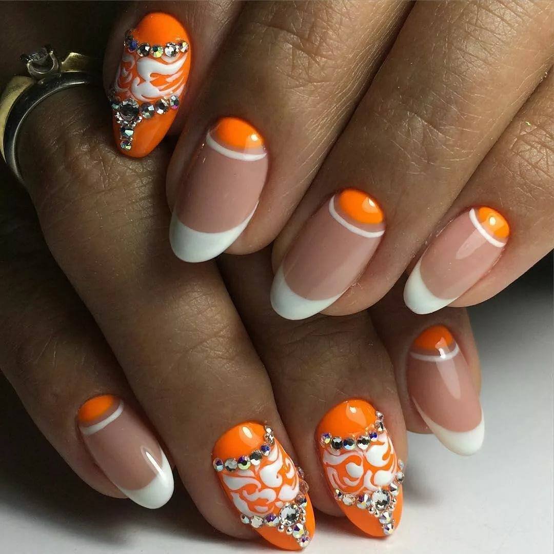 Оранжевые ногти с цветами, стильные 2020