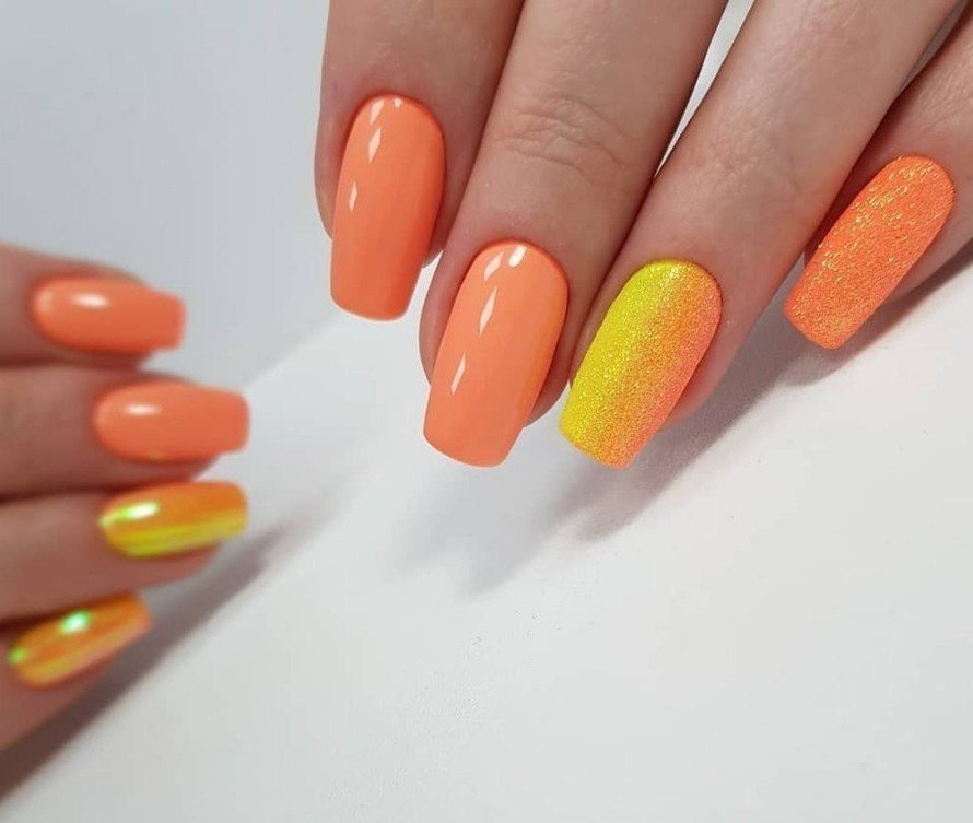 Оранжевые ногти с ярким цветом 2020