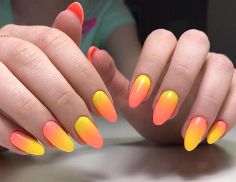 Оранжевый дизайн ногтей с декором 2022