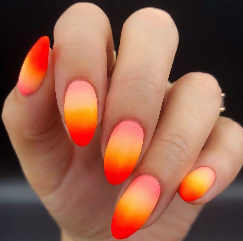 Оранжевый дизайн ногтей омбре, красивый 2021