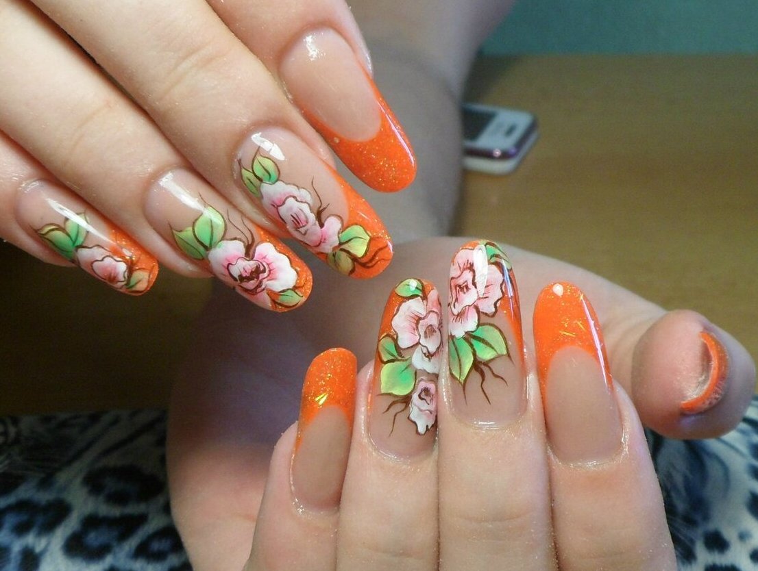 Оранжевый дизайн ногтей с цветами 2022