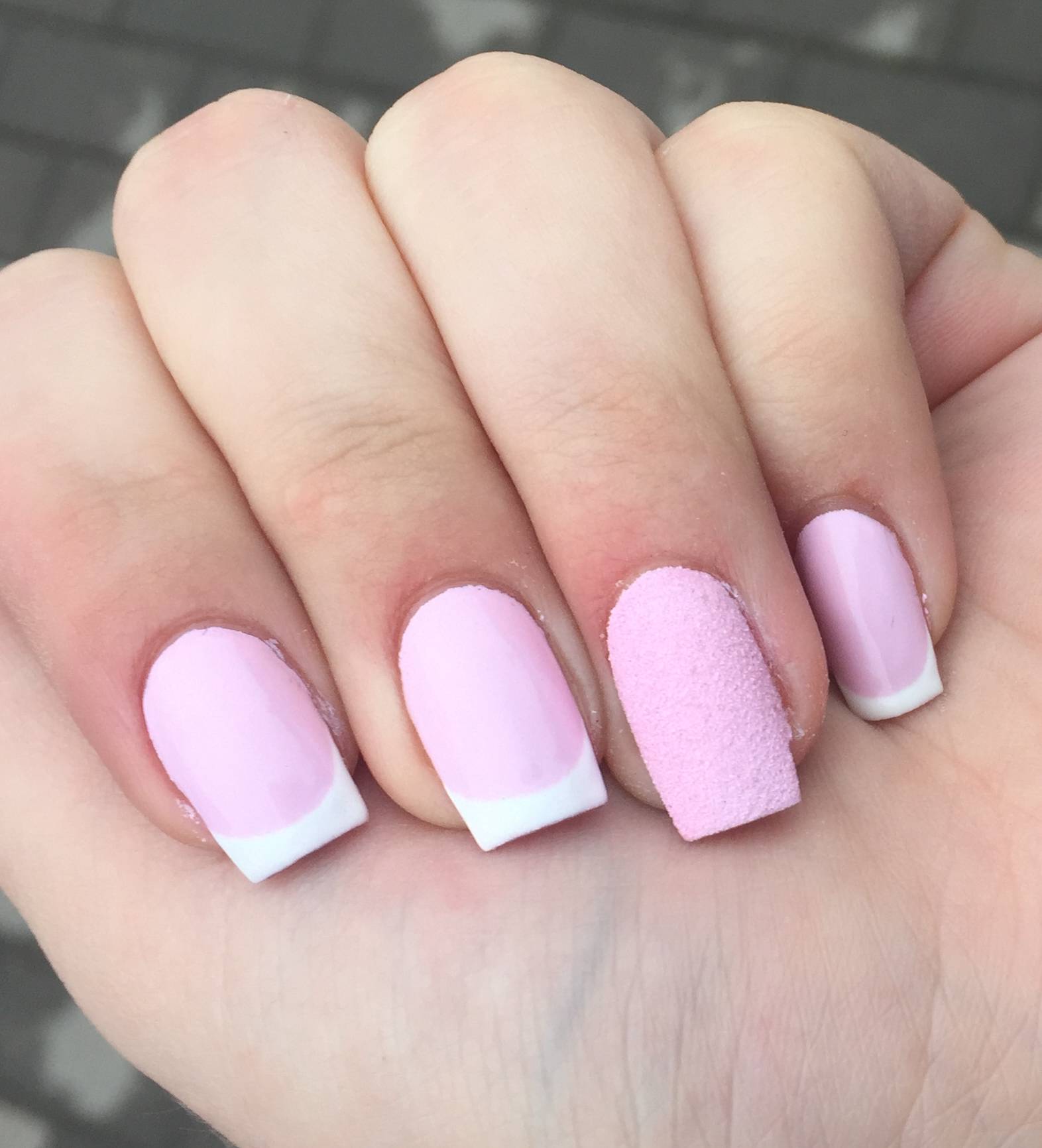 Розовый короткий маникюр, цвет коротких ногтей 2021