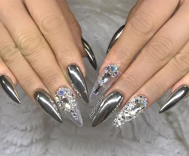 Серебряные ногти, длинные с цветами 2022