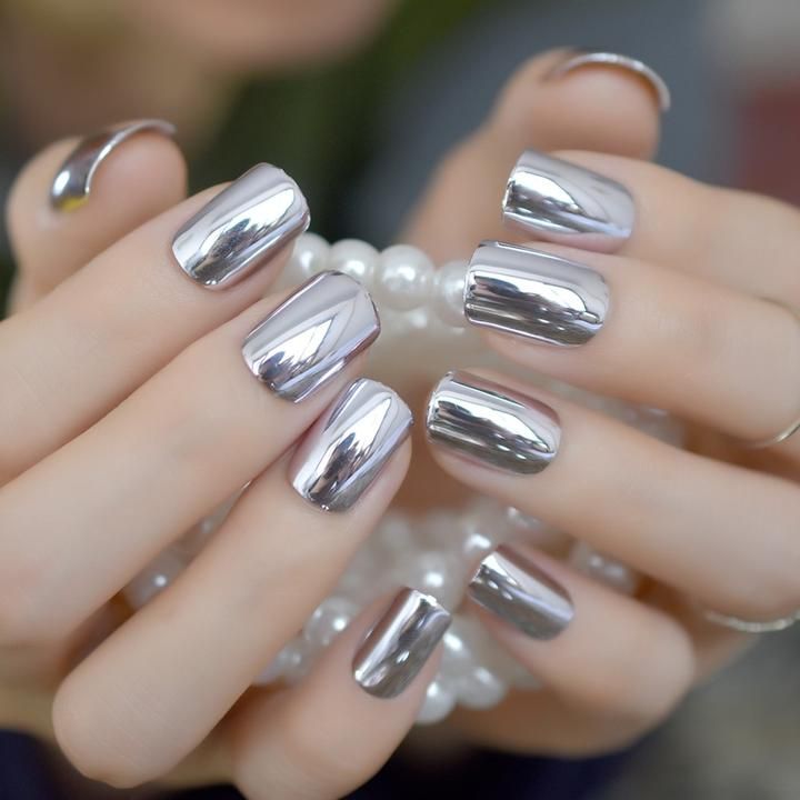 Серебряные ногти, модные с цветами 2021