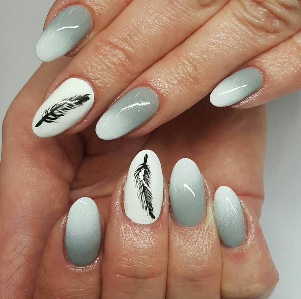 Серый маникюр с белым цветом, серо-белые ногти 2021