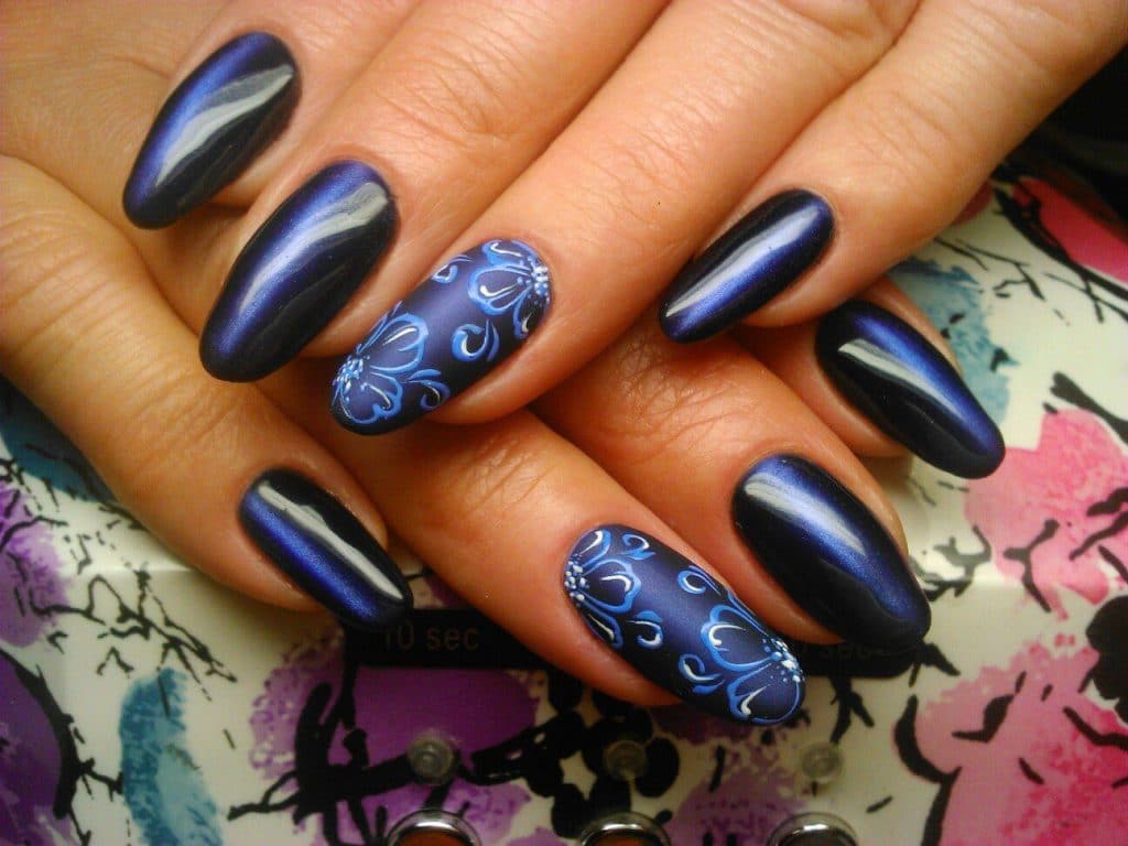 Синие ногти, дизайн маникюра с цветами 2022