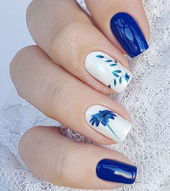 Синие ногти с цветами, стильные 2022