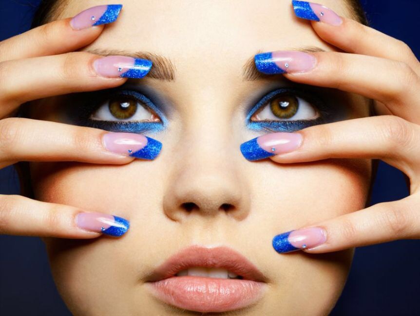Синий маникюр 2021 ногти синего цвета с дизайном на короткие, с цветами, сине-матовый-красный-белый