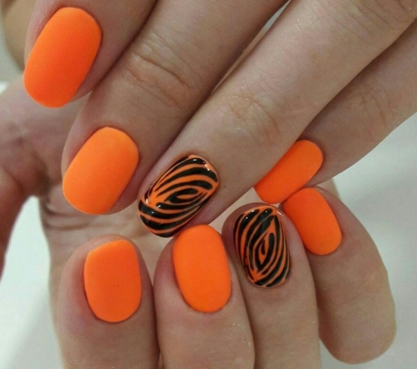 Стильные ногти оранжевого цвета 2022