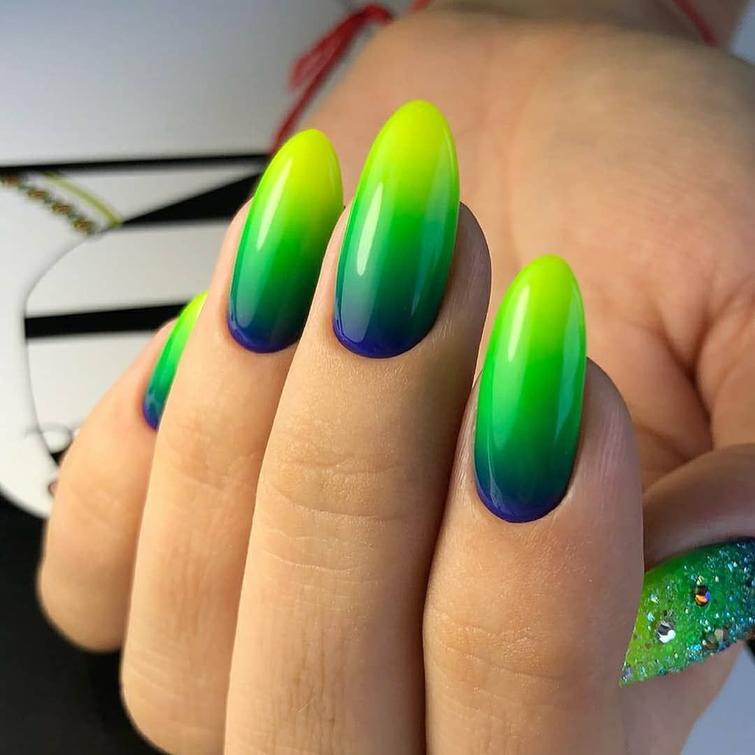 Зеленый дизайн ногтей омбре, красивый 2022