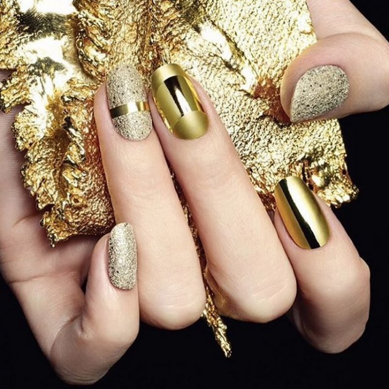 Золотые ногти, длинные с красивыми цветами 2020