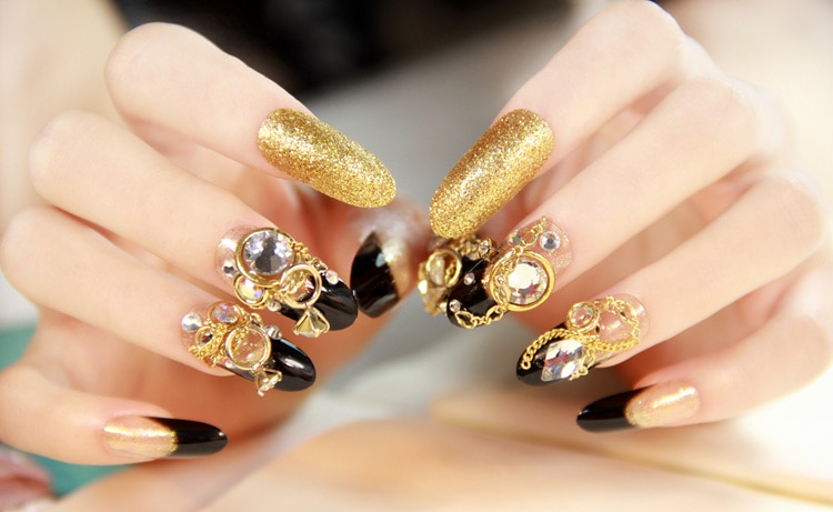 Золотые ногти со стразами, модные 2020
