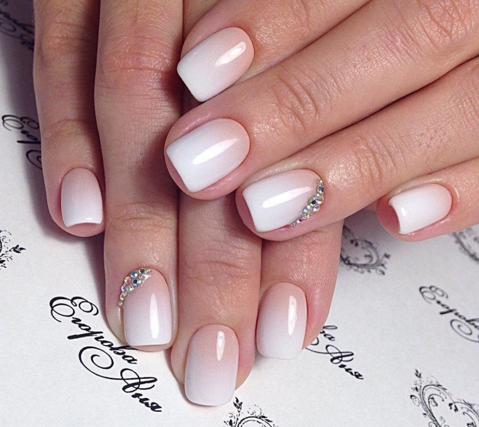 Белый омбре-маникюр ногтей, ombre-manicure-nails 2022