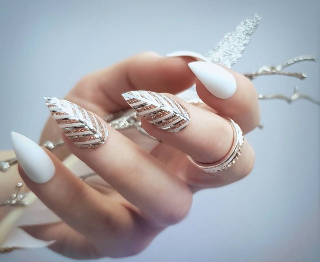 Белого цвета ногти nail-design, нейл-арт 2022