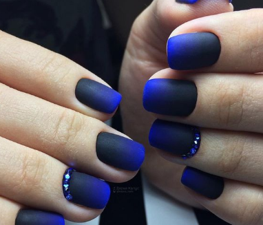 Черные ногти с синими тоном, черно-синие 2022