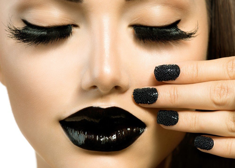 Черный маникюр 2022 ногти с черным дизайном на короткие, цвет с блестками, гель-лак, френч, фото