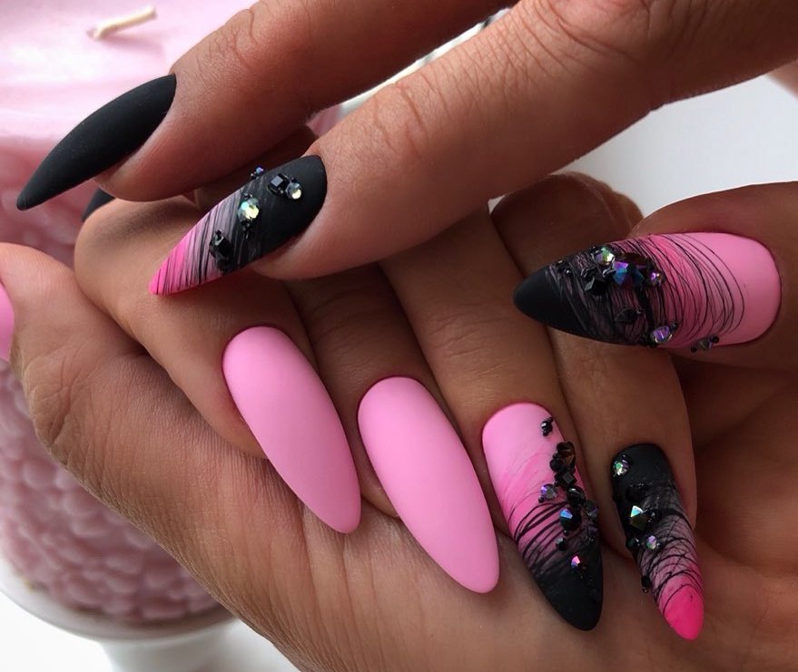 Черно-розовый маникюр ногтей, стильный 2022