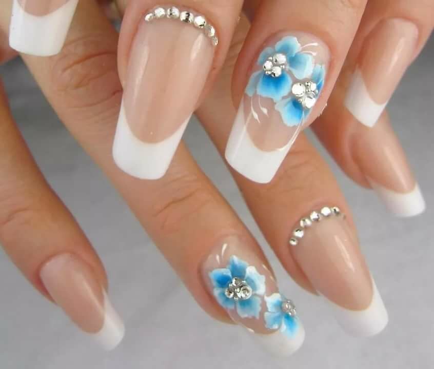 Цветочный маникюр с белыми ногтями, цветной с цветами 2021