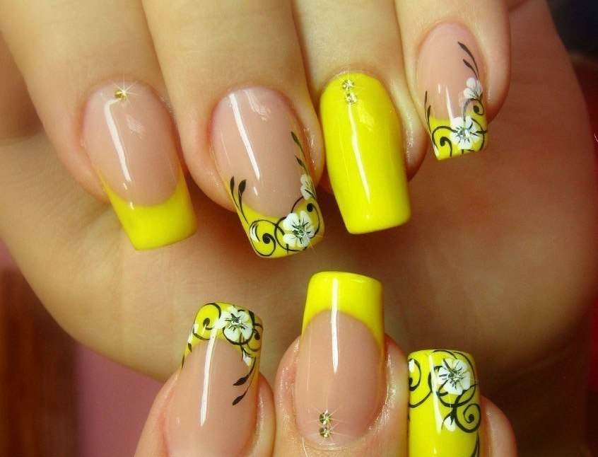 Цветочный маникюр с желтыми ногтями, цветной с цветами 2022