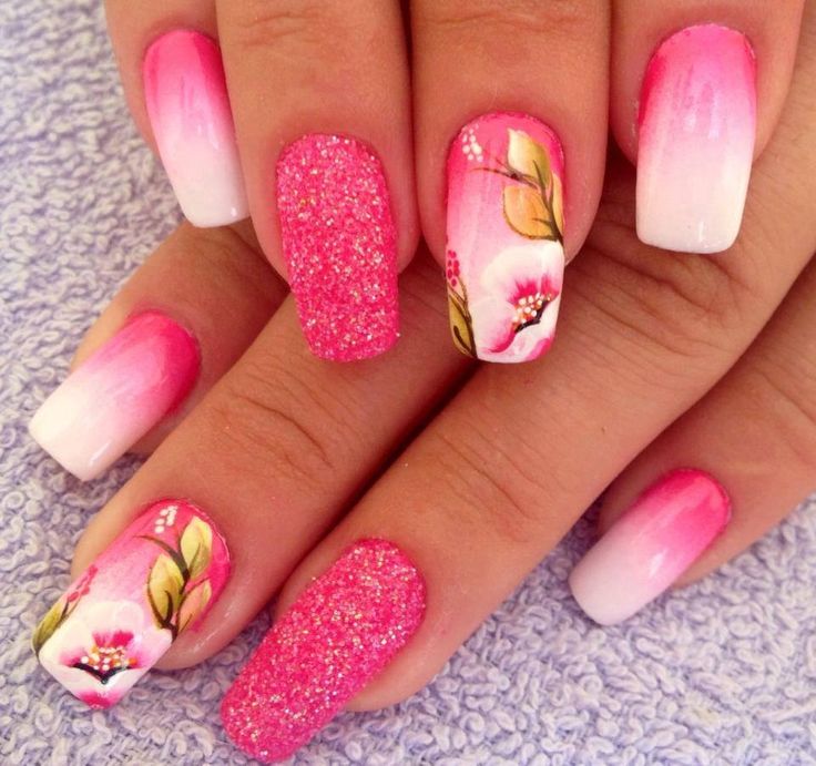 Цветочный маникюр с розовыми ногтями, цветной с цветами 2022