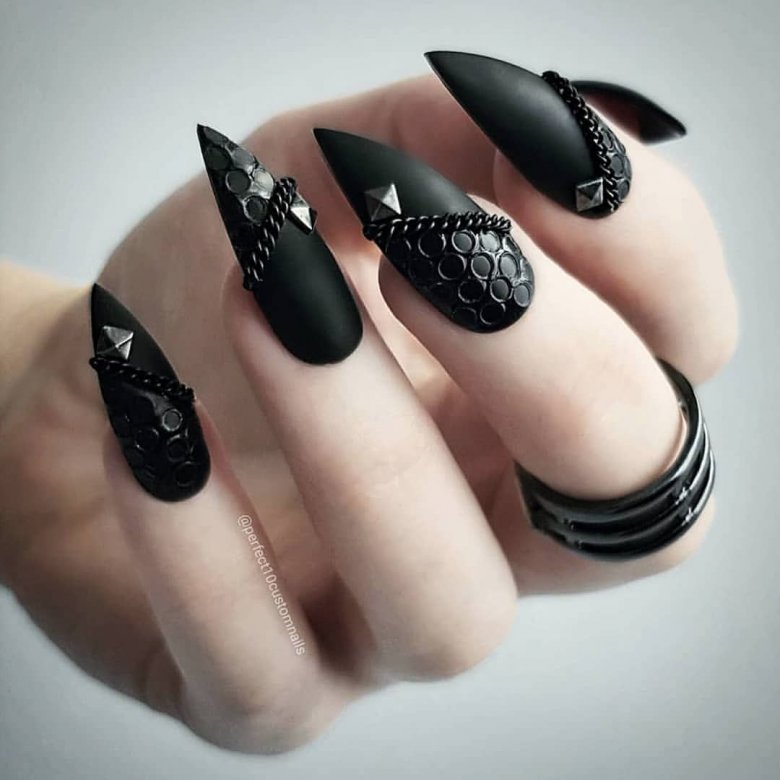 Элитный черный маникюр с красивыми ногтями 2022