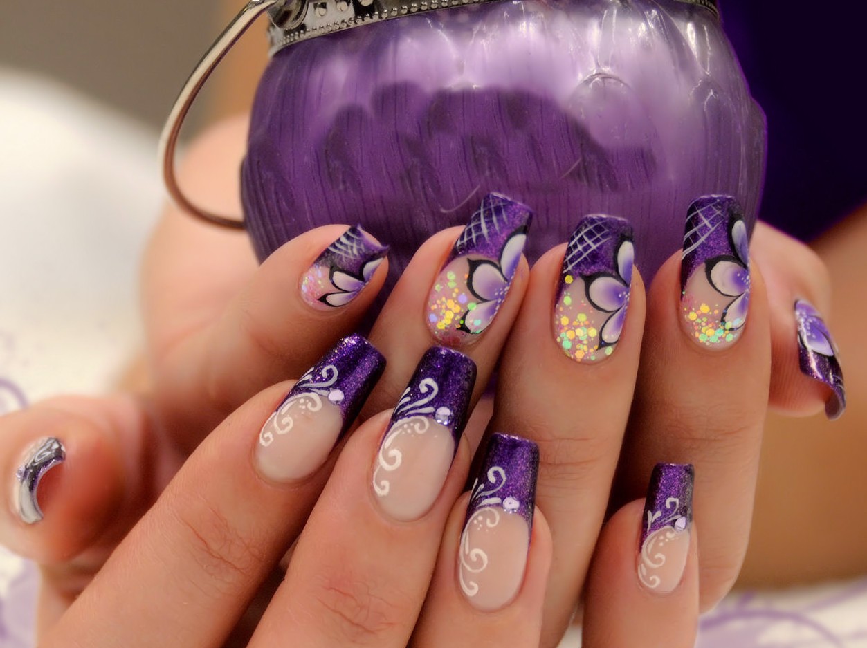 Элитный фиолетовый маникюр с красивыми ногтями 2022