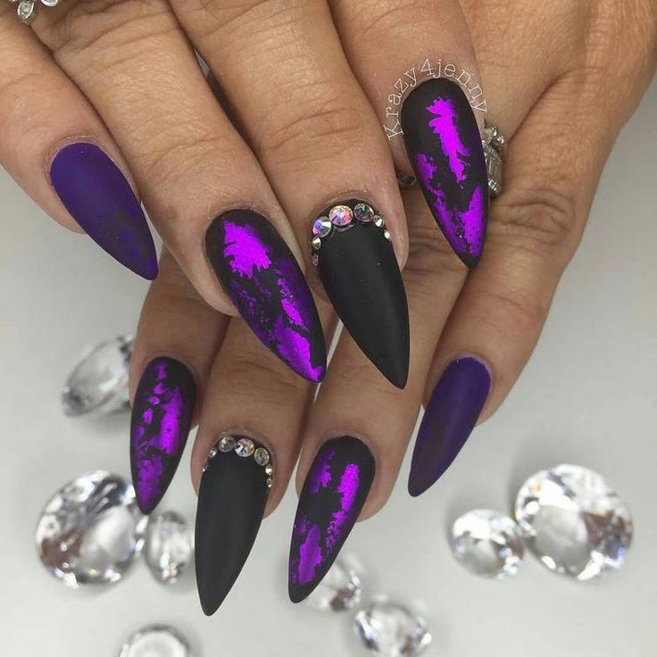 Фиолетовые ногти, короткий с цветами 2022