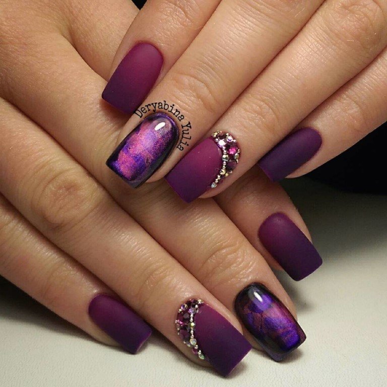 Фиолетовый маникюра с темным цветом, темные ногти 2022