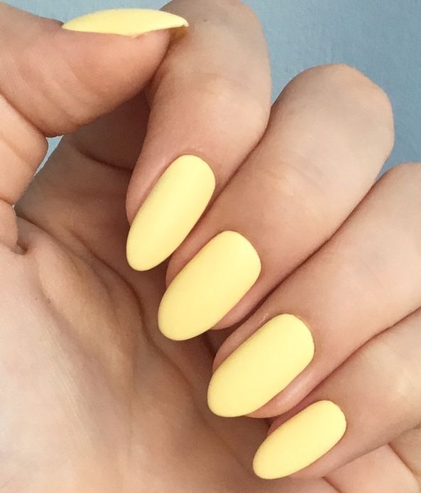 Желто-матового цвета маникюр, ногти 2022