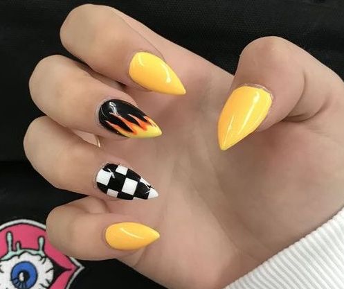 Желтого цвета ногти nail-design, нейл-арт 2022