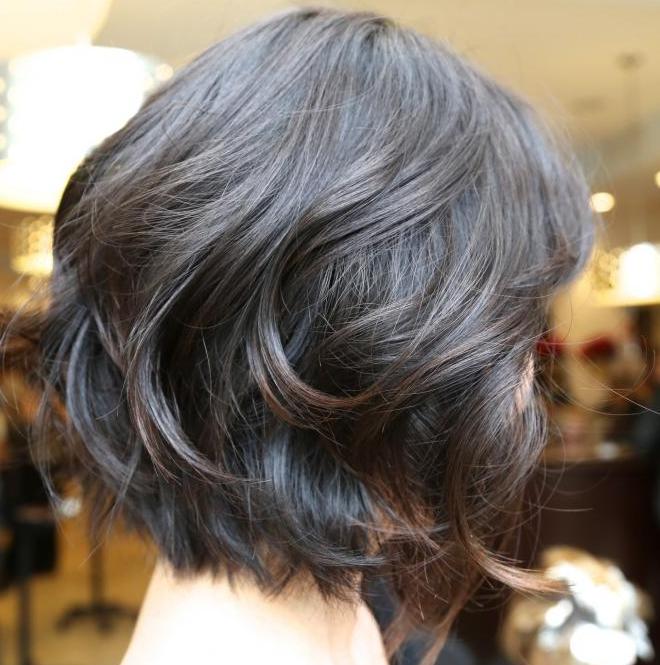 Женская стрижка волос - прическа Многослойная женщине 2022