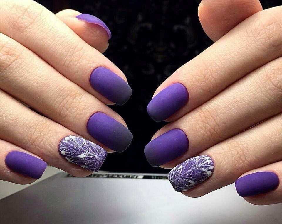 Матовый дизайн ногтей с цветами 2020