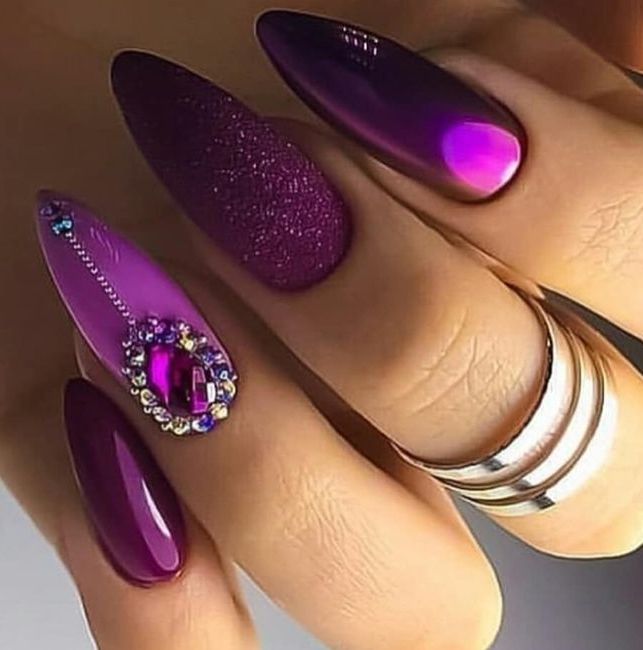Модные летние ногти, стразы фиолетовые 2022